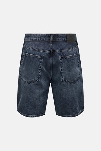 Short en jean en denim bleu-noir ONLY & SONS avec deux poches arrière et étiquette noire, vue arrière.