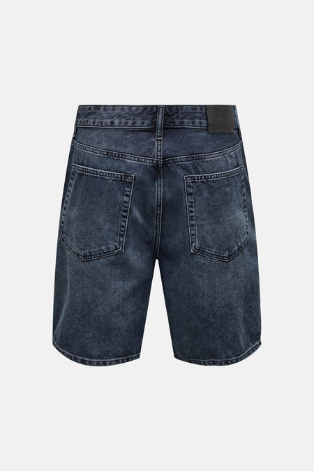 Blauwzwarte denim jeansshort van ONLY & SONS met twee achterzakken en zwart label, achteraanzicht.