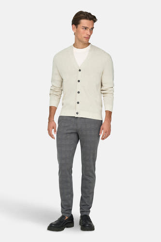 Ecru gilet van ONLY & SONS®, gedragen over een wit T-shirt met grijze broek en zwarte loafers.
