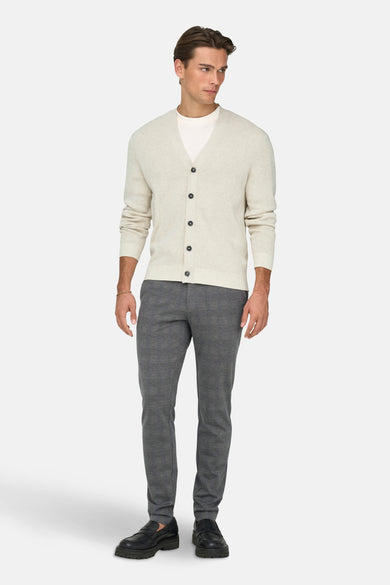 Ecru gilet van ONLY & SONS®, gedragen over een wit T-shirt met grijze broek en zwarte loafers.

