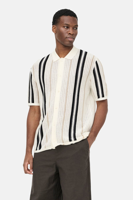 Pull écru à col rond ONLY & SONS® avec rayures verticales noir-beige, texture tricotée et manches courtes, porté par un homme.
