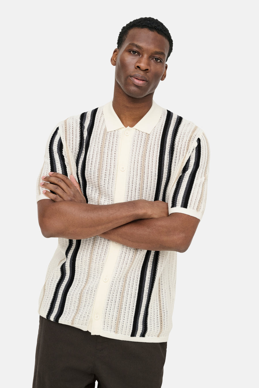 Ecru pull met ronde hals van ONLY & SONS® met opengebreide textuur, korte mouwen, polokraag en zwarte/grijze verticale strepen.