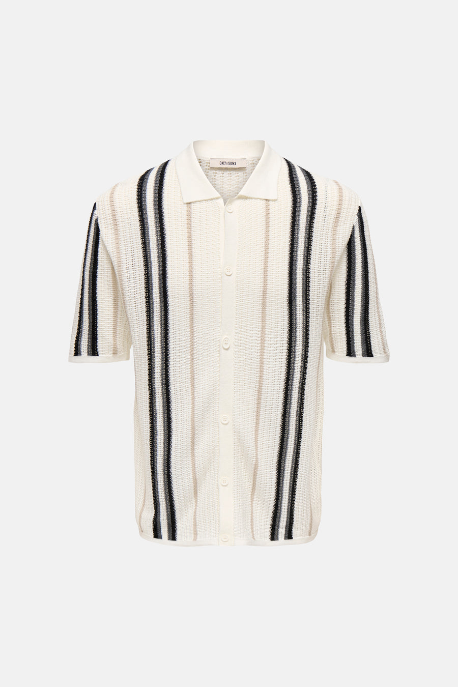 Ecru opengebreide polo van ONLY & SONS met verticale strepen in zwart, grijs en beige en knoopsluiting.