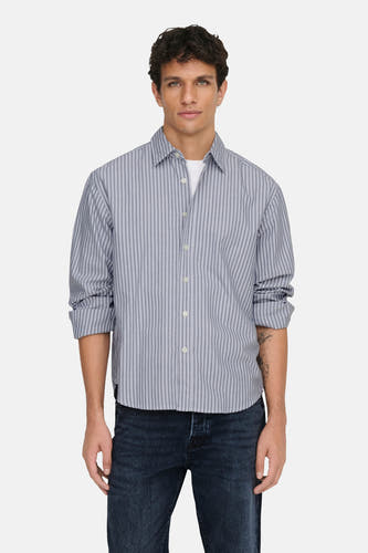 Blauw gestreept overhemd met lange mouwen van ONLY & SONS, met geknoopte manchetten, gedragen met een wit T-shirt en donkere jeans.