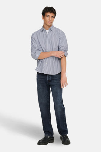 Blauw gestreept overhemd met lange mouwen van ONLY & SONS®, met opgerolde mouwen, gecombineerd met donkere jeans en zwarte schoenen.