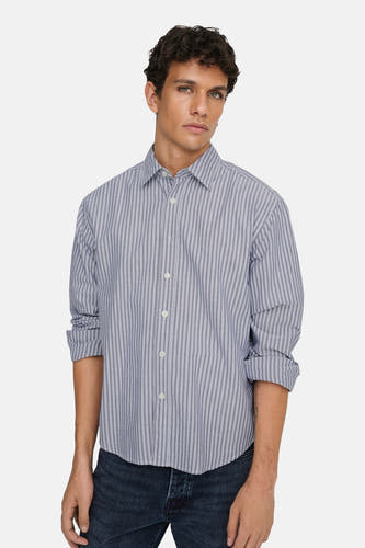 Blauw gestreept overhemd met lange mouwen van ONLY & SONS, met opgerolde mouwen en knoopsluiting.