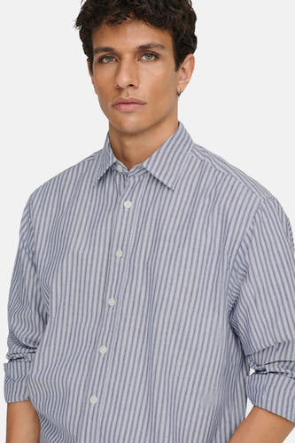 Blauw gestreept overhemd met lange mouwen van ONLY & SONS®, met witte knopen en een klassieke kraag.