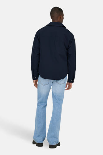 Veste bleue courte courte ONLY & SONS® vue de derrière, portée avec des jeans bleu clair et des chaussures noires.