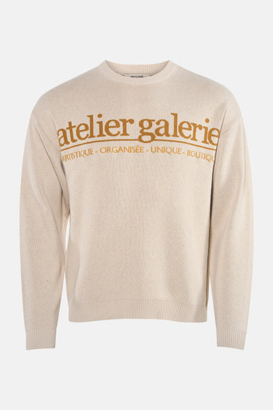 T-shirt écru avec col rond de ONLY & SONS, avec une impression "atelier galerie" marron sur la poitrine.