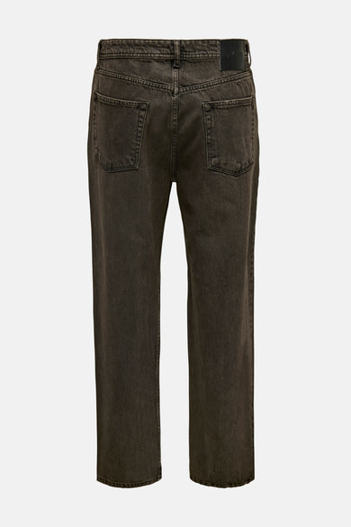 Bruine colorbroek van ONLY & SONS, met achterzakken en een donkere wassing.
