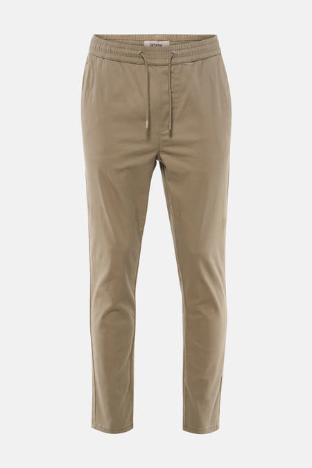 Pantalon beige de ONLY & SONS, avec cordon de serrage, combiné avec un t-shirt de couleur crème et des baskets.