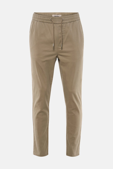 Pantalon beige de ONLY & SONS, avec cordon de serrage, combiné avec un t-shirt de couleur crème et des baskets.