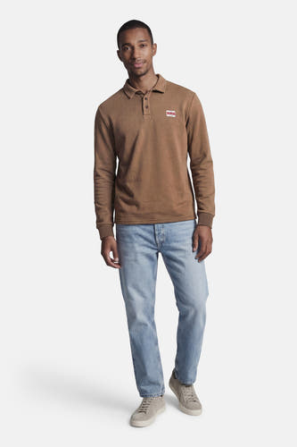 Bruine sweater van ONLY & SONS, met lange mouwen en een logo op de borst, gecombineerd met jeans en schoenen.