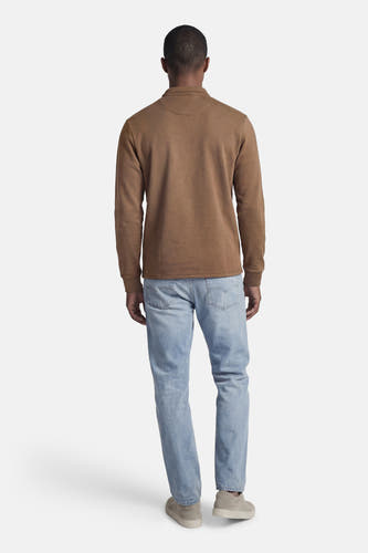 Bruine sweater van ONLY & SONS, met lange mouwen, gecombineerd met lichte jeans en lage schoenen, gezien van achteren.
