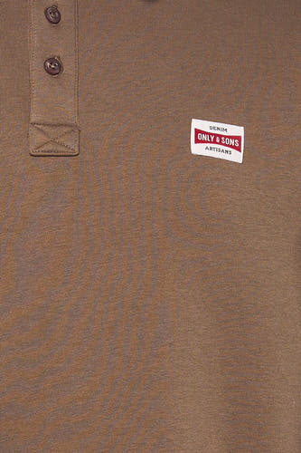 Bruine sweater van ONLY & SONS, met een korte knoopsluiting en een label met tekst.