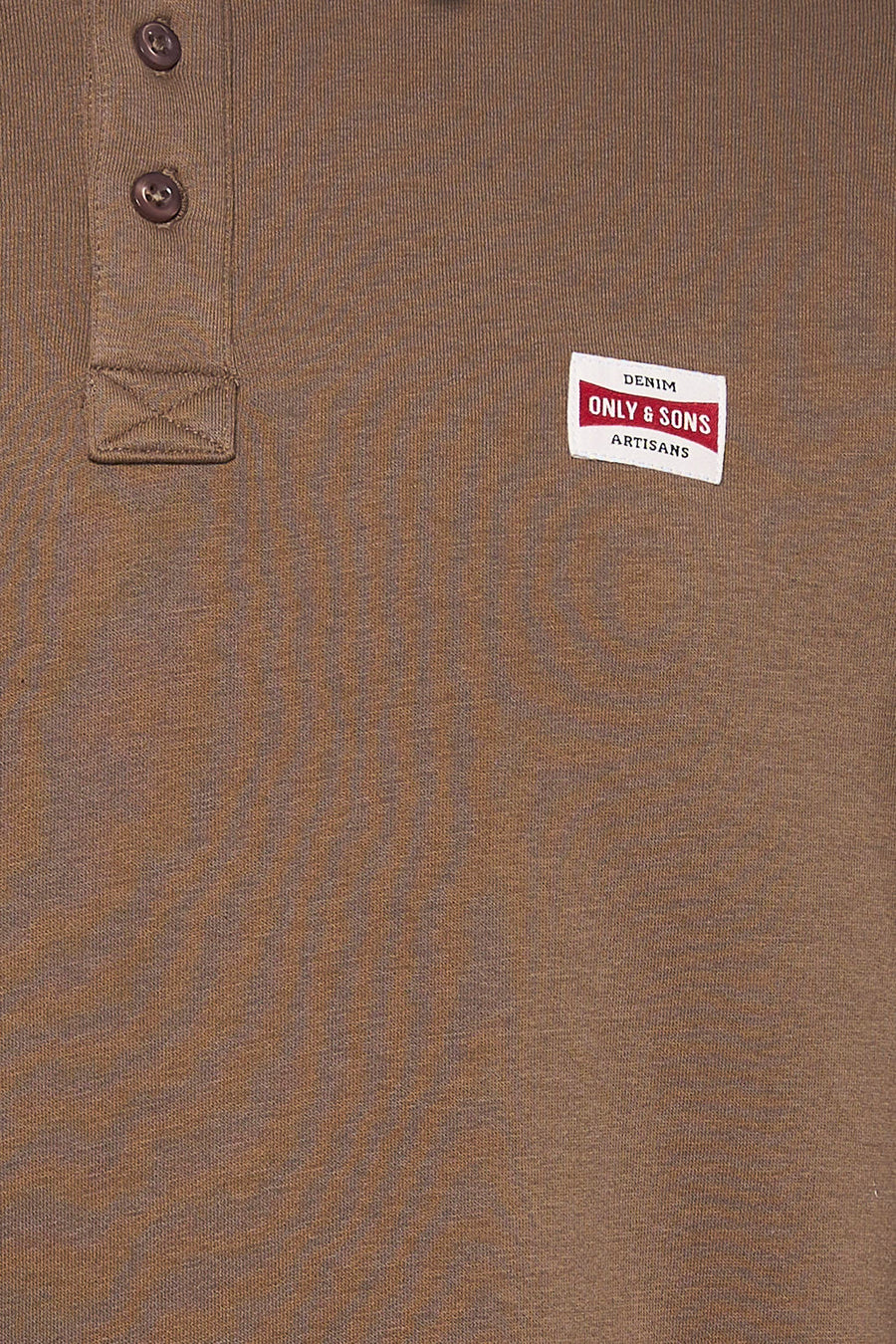 Bruine sweater van ONLY & SONS, met een korte knoopsluiting en een label met tekst.