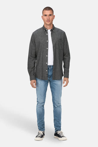 Grijs overhemd met lange mouwen van ONLY & SONS, gedragen over een wit T-shirt en een blauwe jeans.