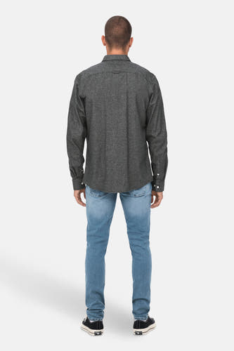 Grijs hemd met lange mouwen van ONLY & SONS, met knoopsluiting, gecombineerd met jeans en zwarte sneakers.