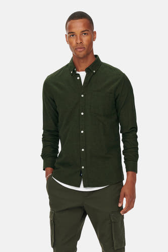 Chemise verte à manches longues de ONLY & SONS®, portée sur un T-shirt blanc et des pantalons verts à poches.