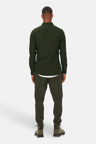 Chemise verte à manches longues de ONLY & SONS®, vue de derrière, associée à un pantalon cargo vert et des bottes.