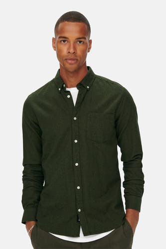 Chemise verte à longues manches de ONLY & SONS, avec des boutons blancs et une poche po.