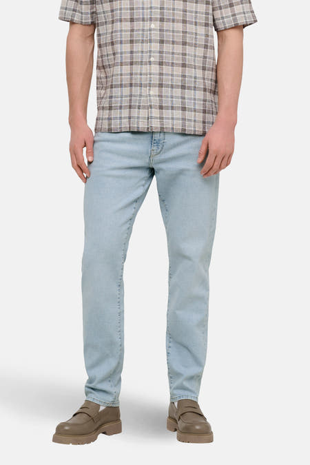 Jeans straight van lichtblauwe denim van ONLY & SONS, gecombineerd met een geruit overhemd en bruine loafers.
