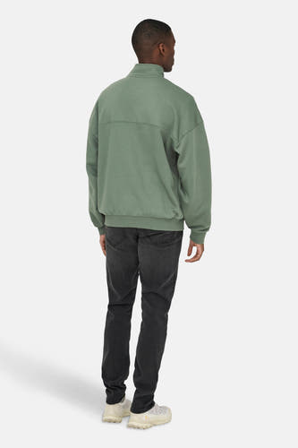 Pull-over vert de ONLY & SONS, vu de van achteren, met een opstaande kraag en zwarte jeans.