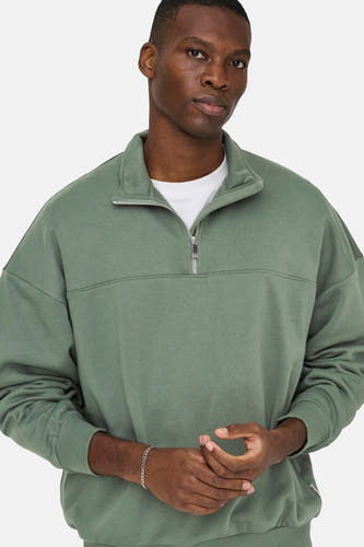 Sweater vert de ONLY & SONS, avec une fermeture à glissière courte et un T-shirt blanc en dessous.