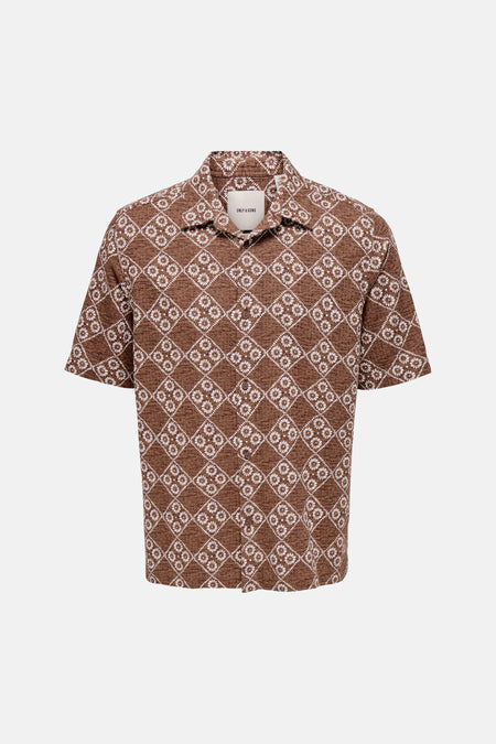 Chemise marron à manches courtes ONLY & SONS® avec motif floral géométrique blanc, dos.