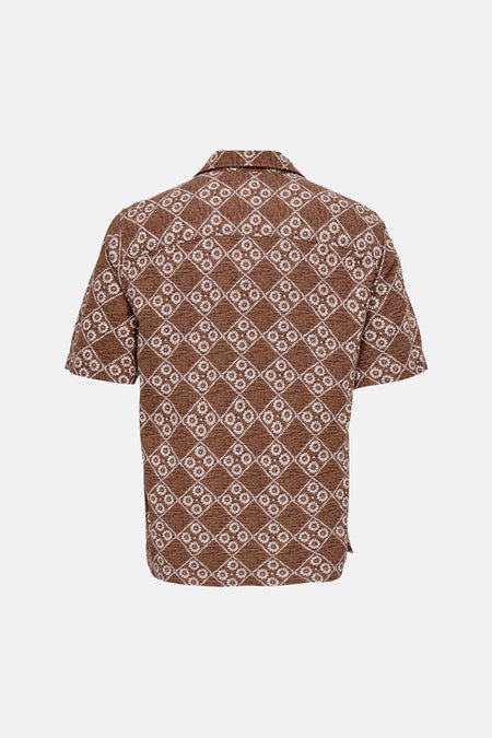 Bruin overhemd met korte mouwen van ONLY & SONS® met wit geometrisch bloemenpatroon, achterkant.