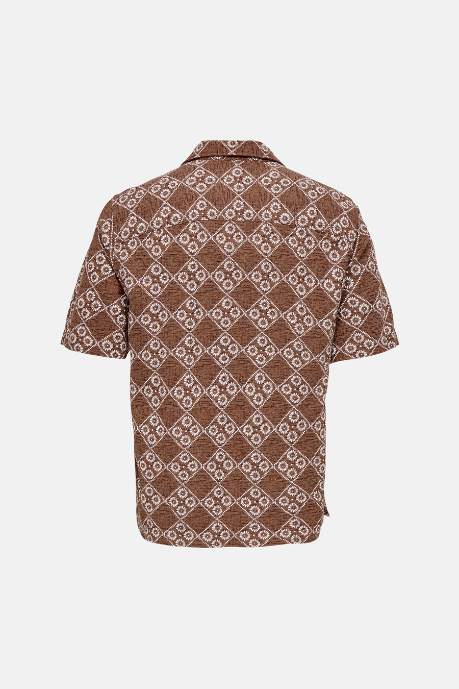 Bruin overhemd met korte mouwen van ONLY & SONS® met wit geometrisch bloemenpatroon, achterkant.