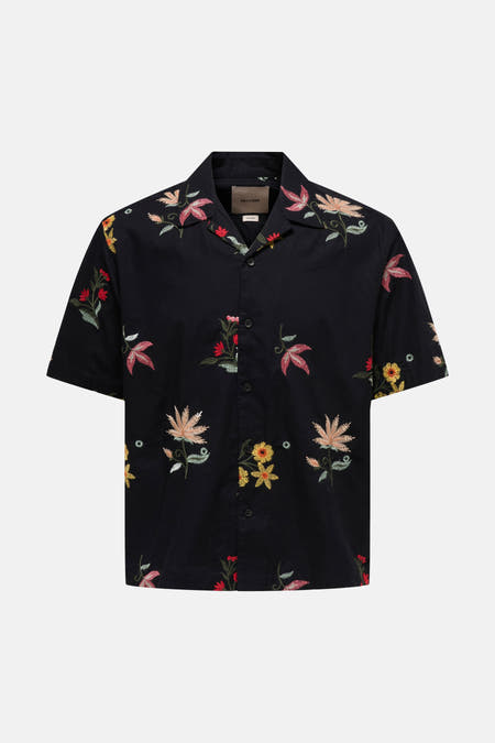 Chemise noire à manches courtes ONLY & SONS® avec détails de broderie florale et de feuilles colorées, vue arrière.
