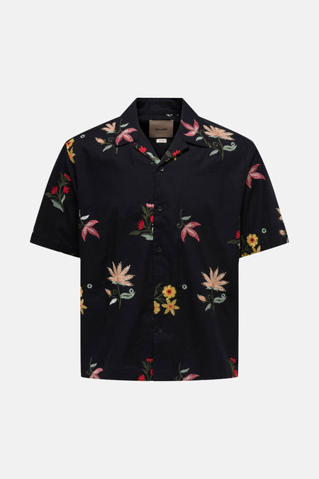Zwart hemd met korte mouwen van ONLY & SONS, met kleurrijke bloemenborduursels en een reverkraag.