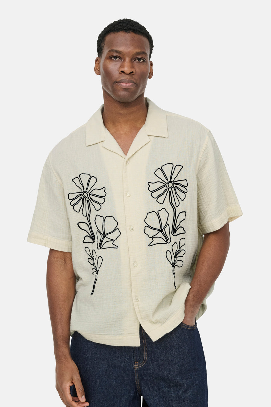 Ecru overhemd met korte mouwen van ONLY & SONS®, met textuur, zwarte geborduurde bloemen en revere kraag.