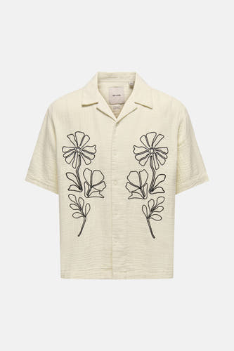 Ecru overhemd met korte mouwen van ONLY & SONS met zwart geborduurde bloemen en structuurstof.