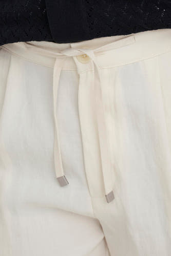 Ecru short van ONLY & SONS, met trekkoord en knoopsluiting.