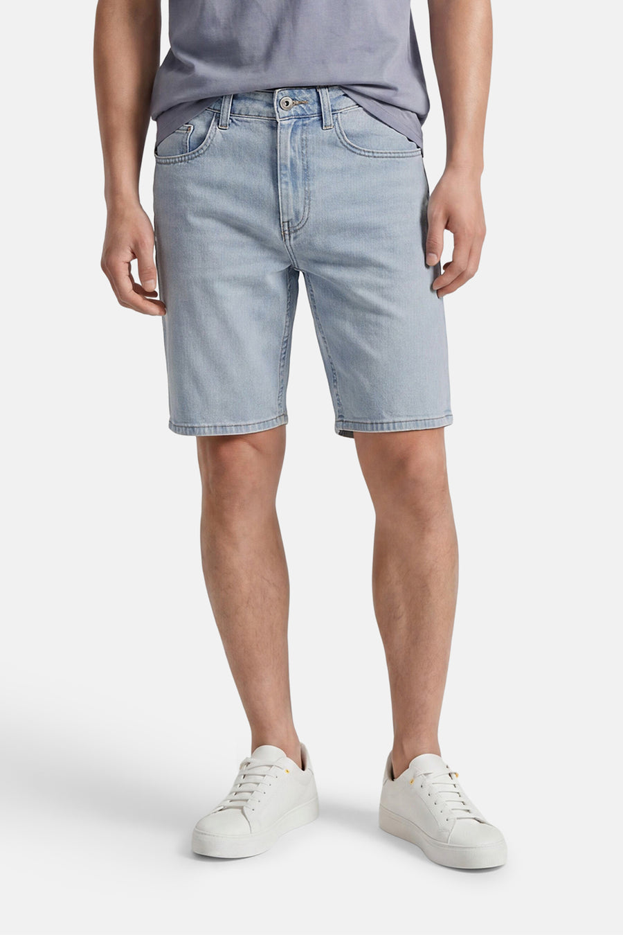 Lichtblauwe denim short van ONLY & SONS®, gedragen door een man met een grijs T-shirt en witte sneakers.