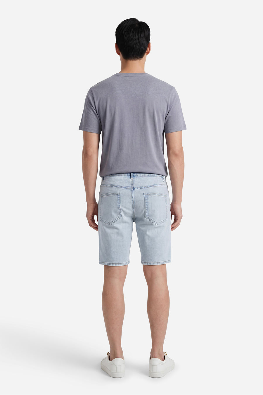 Lichtblauwe denim short van ONLY & SONS, van achteren gezien, met achterzakken, gedragen met een grijs T-shirt en witte sneakers.