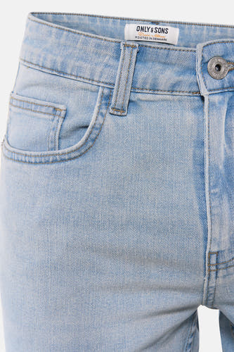 Short en jean bleu clair de ONLY & SONS avec délavage clair, coutures apparentes et bouton métallique.