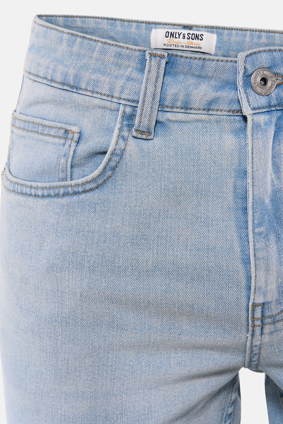 Short en jean bleu clair de ONLY & SONS avec délavage clair, coutures apparentes et bouton métallique.