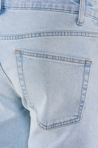 Short en jean bleu clair ONLY & SONS® avec texture diagonale et une poche arrière avec surpiqûres.