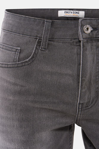 Short en jean gris clair de ONLY & SONS, gros plan sur le devant avec bouton métallique, petite poche avant et étiquette blanche de la marque.
