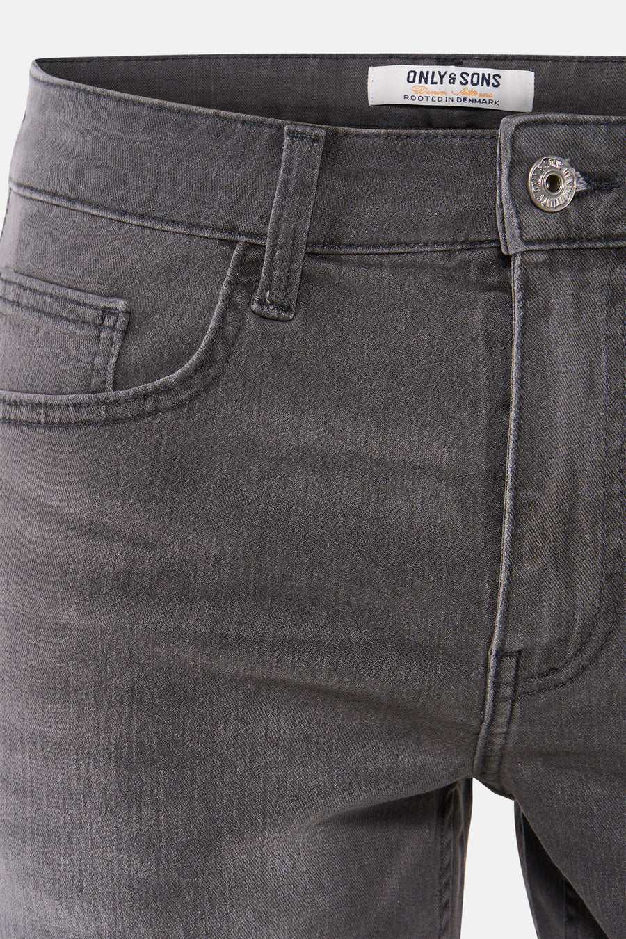 Short en jean gris clair de ONLY & SONS, gros plan sur le devant avec bouton métallique, petite poche avant et étiquette blanche de la marque.