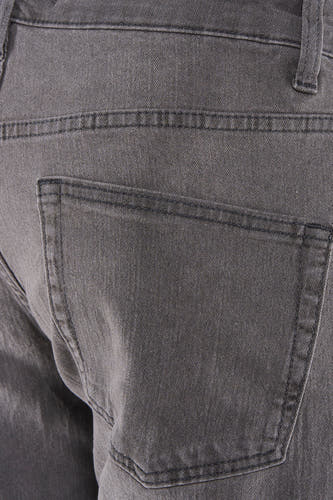 Short en jean gris clair de ONLY & SONS®, avec poche arrière visible, coutures et sergé.