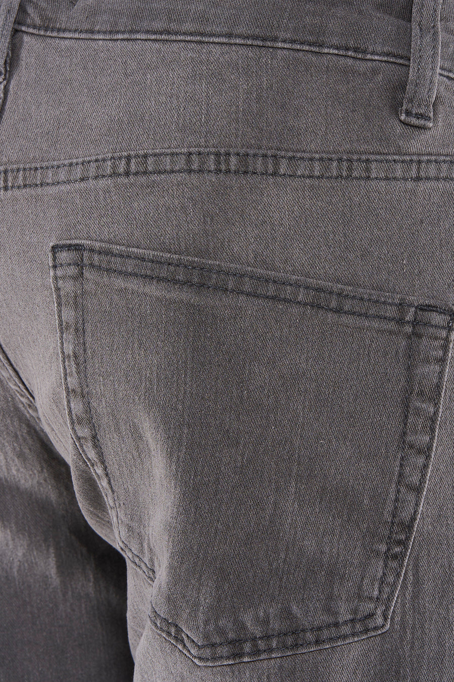 Short en jean gris clair de ONLY & SONS®, avec poche arrière visible, coutures et sergé.