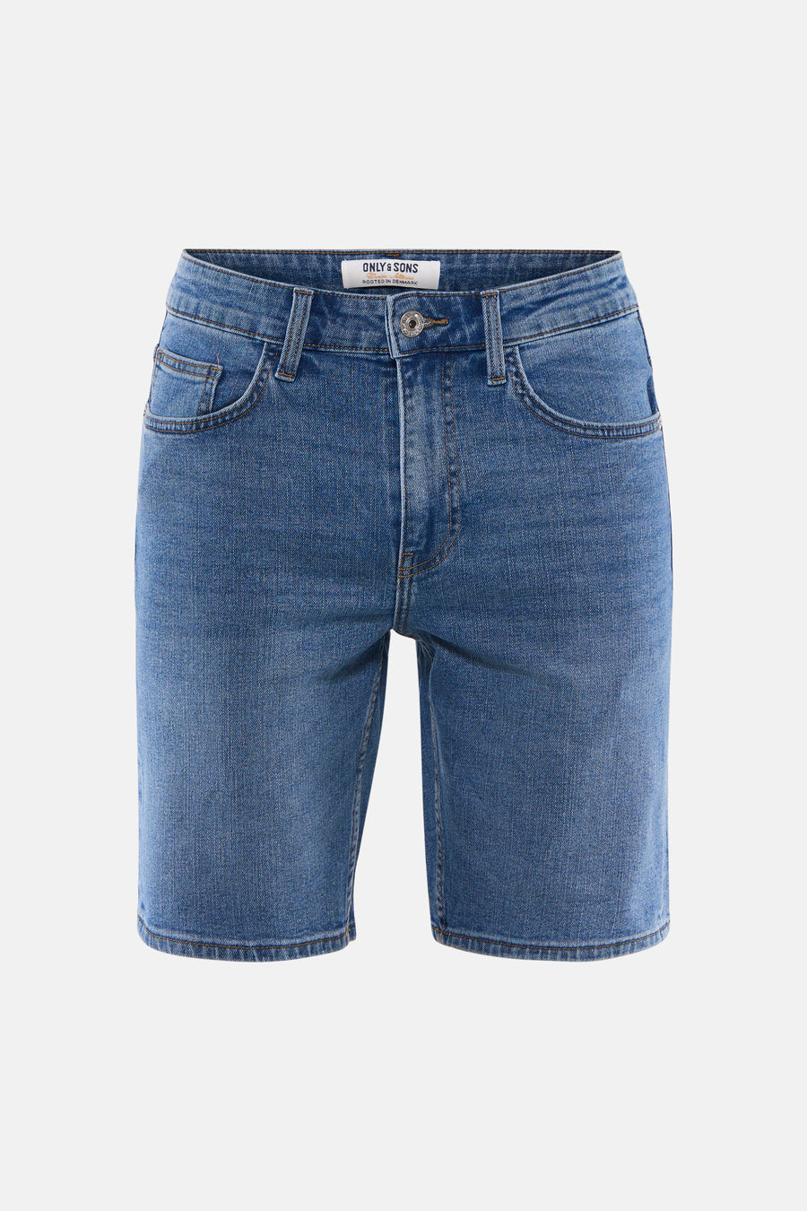 Mid-blauwe denim short van ONLY & SONS met lichte wassing, knoopsluiting en zakken, frontaal gepresenteerd.
