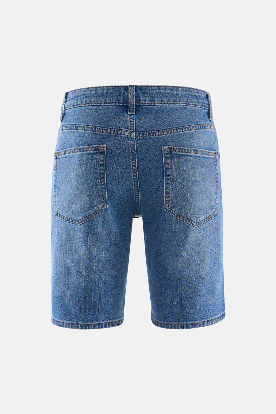 Lichtblauwe denim jeansshort van ONLY & SONS® met twee achterzakken en riemlussen, van de achterkant gezien.