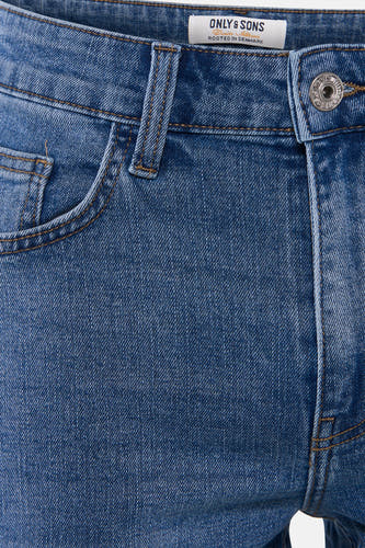 Mid-blauwe denim jeansshort van ONLY & SONS, close-up van de tailleband met metalen knoop, zak en contrasterende stiksels.