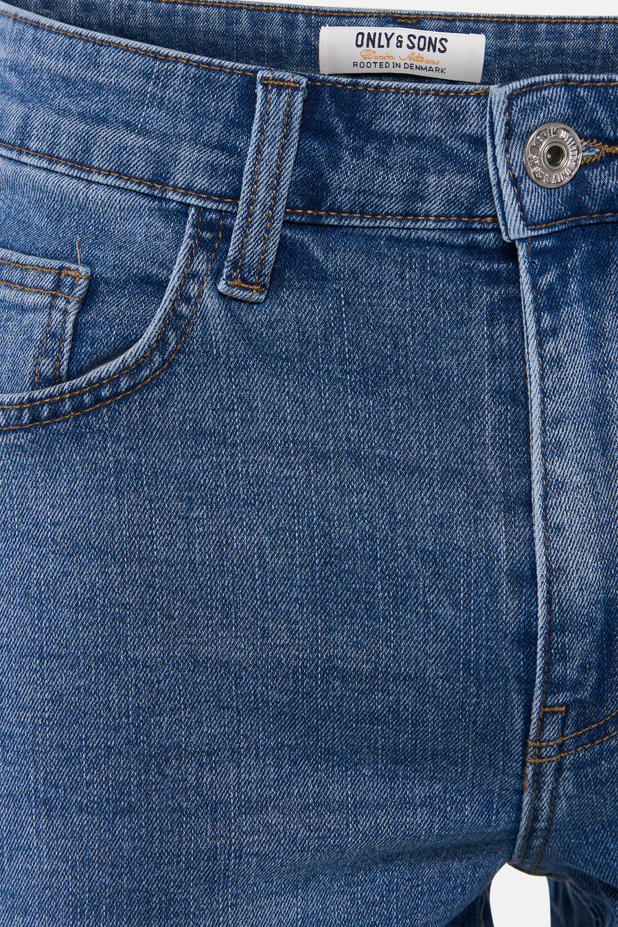 Mid-blauwe denim jeansshort van ONLY & SONS, close-up van de tailleband met metalen knoop, zak en contrasterende stiksels.