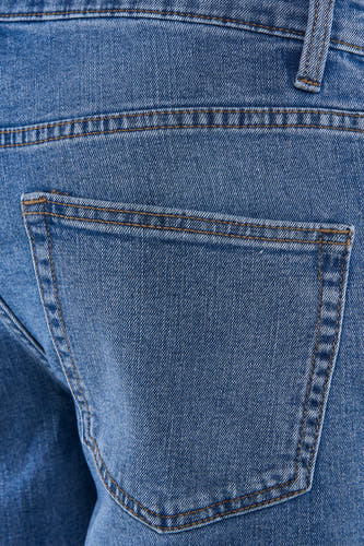 Mid-blauwe denim jeansshort van ONLY & SONS® met een achterzak, stiksels en riemlus.